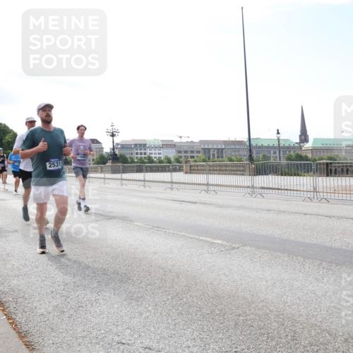 29.06.2025 - hella hamburg halbmarathon Lena Gebhardt http://msf.ph/oto/8321887 29.06.2025 10:12:48 Lombardsbrücke 17067, 2531, 11025, 1020, 1051, 1249, 1610, 1785, 1850, 1851, 1939, 2531, 2891, 2942, 2963, 2964, 3182, 3248, 3262, 4453, 4499, 4532, 4554, 5150, 5166, 5597, 5598, 6207, 6822, 6966, 7014, 7873, 7907, 8398, 8405, 8917, 8971, 9141, 9254, 9405, 10067, 10402, 10581, 10685, 11025, 11720, 12456, 13566, 13816, 14404, 14540, 14868, 14869, 15012, 15369, 15531, 16323, 16473, 16826, 16911, 17061, 17699, 17994, 18178, 18320, 18493, 18530 meine-sportfotos.de