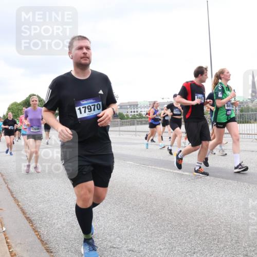 29.06.2025 - hella hamburg halbmarathon Lena Gebhardt http://msf.ph/oto/8321901 29.06.2025 10:57:25 Lombardsbrücke 12698, 17970, 17778, 851, 885, 1123, 1207, 1242, 1248, 1265, 1643, 2041, 2370, 2871, 3191, 3195, 3385, 3388, 3433, 3470, 3485, 3723, 3750, 3851, 3954, 4086, 4106, 4180, 4197, 4241, 4485, 4521, 4568, 4569, 4611, 4830, 4998, 5057, 5117, 5316, 5632, 5639, 5736, 5738, 6053, 6284, 6827, 6832, 6857, 6916, 6981, 7172, 7416, 7417, 7592, 7720, 7728, 7787, 7964, 8035, 8039, 8224, 8287, 8386, 8540, 8546, 8552, 8679, 8708, 8851, 8853, 8873, 9110, 9233, 9298, 9299, 9318, 9496 meine-sportfotos.de