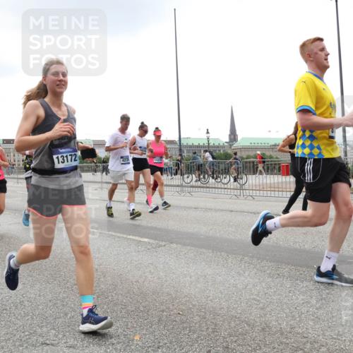 29.06.2025 - hella hamburg halbmarathon Lena Gebhardt http://msf.ph/oto/8321949 29.06.2025 10:47:18 Lombardsbrücke 1185, 13172, 4239, 1683, 14370, 1073, 1185, 1286, 1363, 1434, 1463, 1523, 1593, 1607, 1704, 1720, 1961, 2148, 2211, 2320, 2327, 2407, 2537, 2555, 2556, 2665, 2882, 2981, 2994, 3339, 3823, 4037, 4184, 4239, 4325, 4483, 4806, 4895, 4974, 4975, 5111, 5114, 5621, 5622, 5796, 5895, 5953, 6255, 6256, 6485, 6496, 6879, 6995, 7073, 7403, 7430, 7431, 7630, 7631, 8105, 8131, 8270, 8486, 8553, 8684, 8706, 8915, 8953, 8967, 9018, 11351, 11458, 11730, 11738 meine-sportfotos.de