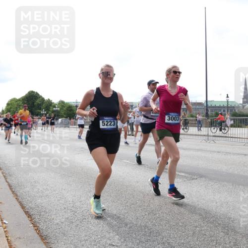 29.06.2025 - hella hamburg halbmarathon Lena Gebhardt http://msf.ph/oto/8321997 29.06.2025 10:22:55 Lombardsbrücke 5223, 10020, 3003, 1029, 1853, 2294, 2479, 2766, 2886, 3003, 3029, 3034, 3430, 3457, 3511, 3600, 3601, 4190, 4266, 4969, 5223, 5343, 5629, 5798, 6578, 6784, 6785, 6826, 6849, 6899, 7097, 7188, 7190, 7266, 7276, 7529, 7891, 7925, 8355, 8687, 8688, 8931, 9133, 9256, 9877, 9913, 10205, 10826, 12025, 12190, 12265, 13560, 13921, 14041, 14525, 14801, 16416 meine-sportfotos.de