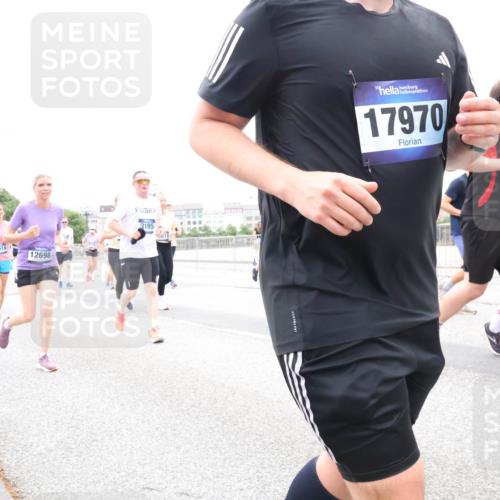 29.06.2025 - hella hamburg halbmarathon Lena Gebhardt http://msf.ph/oto/8322002 29.06.2025 10:57:26 Lombardsbrücke 17914, 12698, 195, 17970, 88, 1123, 1242, 1248, 1265, 1643, 2041, 2370, 2871, 3191, 3195, 3385, 3388, 3433, 3470, 3485, 3723, 3750, 3851, 3954, 4086, 4106, 4180, 4197, 4241, 4485, 4521, 4568, 4569, 4611, 4830, 4998, 5057, 5117, 5316, 5632, 5639, 5736, 5738, 6053, 6827, 6832, 6857, 6916, 6981, 7172, 7592, 7720, 7728, 7787, 7964, 8035, 8039, 8224, 8287, 8386, 8540, 8546, 8552, 8679, 8708, 8851, 8853, 8873, 9059, 9110, 9233, 9298, 9299, 9318, 9496 meine-sportfotos.de