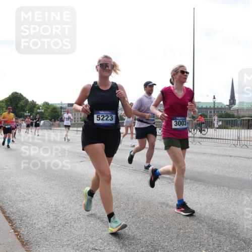 29.06.2025 - hella hamburg halbmarathon Lena Gebhardt http://msf.ph/oto/8322033 29.06.2025 10:22:56 Lombardsbrücke 5223, 326, 3003, 1029, 1853, 2294, 2479, 2766, 2886, 3003, 3029, 3034, 3430, 3457, 3511, 3600, 3601, 4190, 4266, 4793, 4969, 5223, 5343, 5629, 5798, 6578, 6784, 6785, 6826, 6849, 6899, 7097, 7188, 7190, 7266, 7276, 7529, 7891, 7925, 8355, 8687, 8688, 8931, 9133, 9256, 9877, 9913, 10205, 10826, 12025, 12190, 12265, 13560, 13921, 14041, 14525, 14801, 16416, 16558, 17099 meine-sportfotos.de