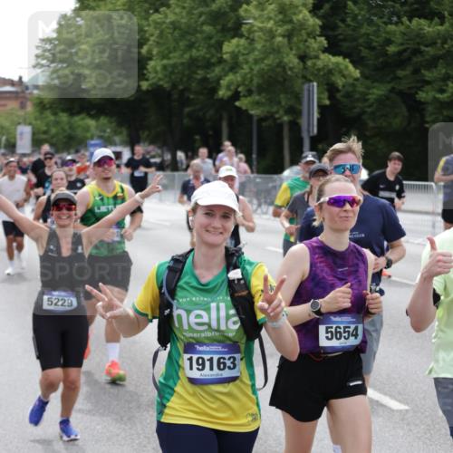 29.06.2025 - hella hamburg halbmarathon Jannik Wohlers http://msf.ph/oto/8322045 29.06.2025 10:39:35 Lombardsbrücke 1058, 1076, 1291, 1586, 1691, 1899, 2254, 2313, 2866, 2888, 3046, 3882, 3883, 3884, 4173, 4471, 5229, 5654, 5877, 5901, 6097, 6548, 6698, 6750, 6890, 7045, 7455, 7456, 8107, 8612, 8622, 8815, 8865, 8866, 9080, 9195, 9292, 9495, 10648, 10806, 10901, 10939, 11188, 11242, 11244, 11874, 12414, 12883, 12906, 13577, 13644, 14327, 14578, 15111, 16532, 16784, 18157, 19163 meine-sportfotos.de