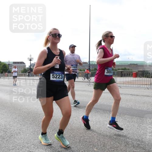 29.06.2025 - hella hamburg halbmarathon Lena Gebhardt http://msf.ph/oto/8322046 29.06.2025 10:22:56 Lombardsbrücke 5223, 10826, 3003, 1029, 1853, 2294, 2479, 2766, 2886, 3003, 3029, 3034, 3430, 3457, 3511, 3600, 3601, 4190, 4266, 4793, 4969, 5223, 5343, 5629, 5798, 6578, 6784, 6785, 6826, 6849, 6899, 7097, 7188, 7190, 7266, 7276, 7529, 7891, 7925, 8355, 8687, 8688, 8931, 9133, 9256, 9877, 9913, 10205, 10826, 12025, 12190, 12265, 13560, 13921, 14041, 14525, 14801, 16416, 16558, 17099 meine-sportfotos.de