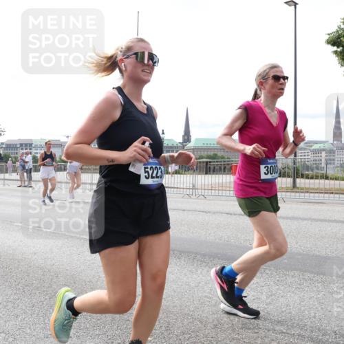 29.06.2025 - hella hamburg halbmarathon Lena Gebhardt http://msf.ph/oto/8322070 29.06.2025 10:22:56 Lombardsbrücke 5223, 3003, 1029, 1853, 2294, 2479, 2766, 2886, 3003, 3029, 3034, 3430, 3457, 3511, 3600, 3601, 4190, 4266, 4793, 4969, 5223, 5343, 5629, 5798, 6578, 6784, 6785, 6826, 6849, 6899, 7097, 7188, 7190, 7266, 7276, 7529, 7891, 7925, 8355, 8687, 8688, 8931, 9133, 9256, 9877, 9913, 10205, 10826, 12025, 12190, 12265, 13560, 13921, 14041, 14525, 14801, 16416, 16558, 17099 meine-sportfotos.de