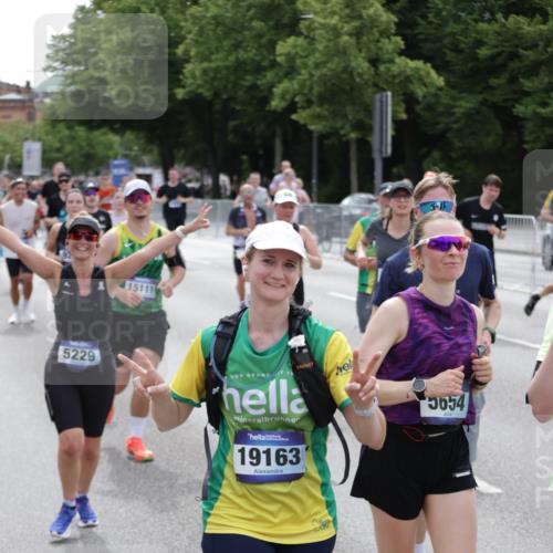 29.06.2025 - hella hamburg halbmarathon Jannik Wohlers http://msf.ph/oto/8322079 29.06.2025 10:39:35 Lombardsbrücke 1058, 1076, 1291, 1586, 1691, 1899, 2254, 2313, 2866, 2888, 3046, 3882, 3883, 3884, 4173, 4471, 5229, 5654, 5877, 5901, 6097, 6548, 6698, 6750, 6890, 7045, 7455, 7456, 8107, 8612, 8622, 8815, 8865, 8866, 9080, 9195, 9292, 9495, 10648, 10806, 10901, 10939, 11188, 11242, 11244, 11874, 12414, 12883, 12906, 13577, 13644, 14327, 14578, 15111, 16532, 16784, 18157, 19163 meine-sportfotos.de