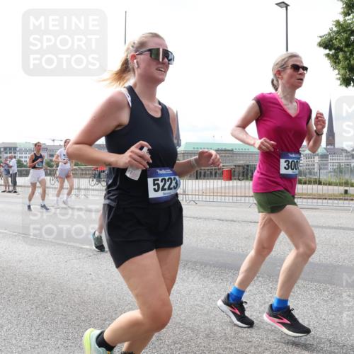 29.06.2025 - hella hamburg halbmarathon Lena Gebhardt http://msf.ph/oto/8322097 29.06.2025 10:22:56 Lombardsbrücke 5223, 300, 1029, 1853, 2294, 2479, 2766, 2886, 3003, 3029, 3034, 3430, 3457, 3511, 3600, 3601, 4190, 4266, 4793, 4969, 5223, 5343, 5629, 5798, 6578, 6784, 6785, 6826, 6849, 6899, 7097, 7188, 7190, 7266, 7276, 7529, 7891, 7925, 8355, 8687, 8688, 8931, 9133, 9256, 9877, 9913, 10205, 10826, 12025, 12190, 12265, 13560, 13921, 14041, 14525, 14801, 16416, 16558, 17099 meine-sportfotos.de