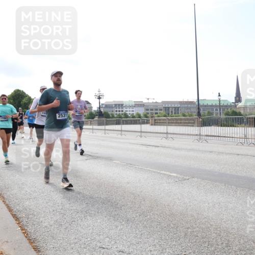 29.06.2025 - hella hamburg halbmarathon Lena Gebhardt http://msf.ph/oto/8322103 29.06.2025 10:12:48 Lombardsbrücke 150, 1706, 2531, 110, 1020, 1051, 1249, 1610, 1785, 1850, 1851, 1939, 2531, 2891, 2942, 2963, 2964, 3182, 3248, 3262, 4453, 4499, 4532, 4554, 5150, 5166, 5597, 5598, 6207, 6822, 6966, 7014, 7873, 7907, 8398, 8405, 8917, 8971, 9141, 9254, 9405, 10067, 10402, 10581, 10685, 11025, 11720, 12456, 13566, 13816, 14404, 14540, 14868, 14869, 15012, 15369, 15531, 16323, 16473, 16826, 16911, 17061, 17699, 17994, 18178, 18320, 18493, 18530 meine-sportfotos.de