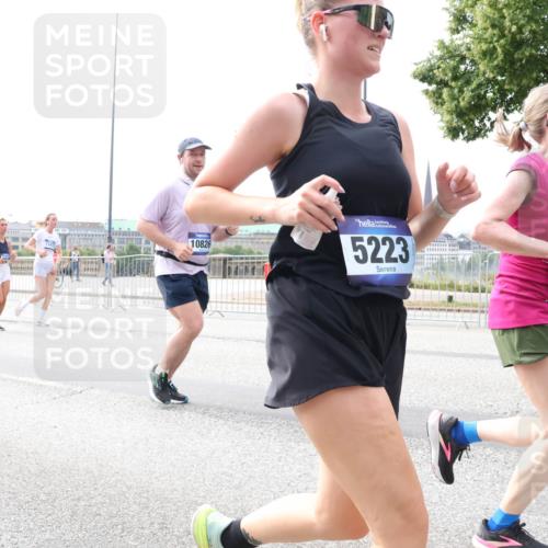 29.06.2025 - hella hamburg halbmarathon Lena Gebhardt http://msf.ph/oto/8322113 29.06.2025 10:22:56 Lombardsbrücke 10826, 5223, 30, 1029, 1853, 2294, 2479, 2766, 2886, 3003, 3029, 3034, 3430, 3457, 3511, 3600, 3601, 4190, 4266, 4793, 4969, 5223, 5343, 5629, 5798, 6578, 6784, 6785, 6826, 6849, 6899, 7097, 7188, 7190, 7266, 7276, 7529, 7891, 7925, 8355, 8687, 8688, 8931, 9133, 9256, 9877, 9913, 10205, 10826, 12025, 12190, 12265, 13560, 13921, 14041, 14525, 14801, 16416, 16558, 17099 meine-sportfotos.de