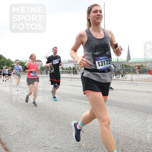 29.06.2025 - hella hamburg halbmarathon Lena Gebhardt http://msf.ph/oto/8322180 29.06.2025 10:47:18 Lombardsbrücke 17015, 11378, 1185, 18147, 13172, 1073, 1185, 1286, 1363, 1434, 1463, 1523, 1593, 1607, 1704, 1720, 1961, 2148, 2211, 2320, 2327, 2407, 2537, 2555, 2556, 2665, 2882, 2981, 2994, 3339, 3823, 4037, 4184, 4239, 4325, 4483, 4806, 4895, 4974, 4975, 5111, 5114, 5621, 5622, 5796, 5895, 5953, 6255, 6256, 6485, 6496, 6879, 6995, 7073, 7403, 7430, 7431, 7630, 7631, 8105, 8131, 8270, 8486, 8553, 8684, 8706, 8915, 8953, 8967, 9018, 11351, 11458, 11730, 11738 meine-sportfotos.de