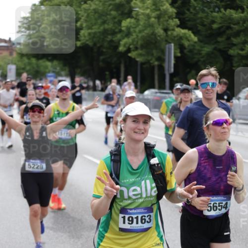 29.06.2025 - hella hamburg halbmarathon Jannik Wohlers http://msf.ph/oto/8322185 29.06.2025 10:39:35 Lombardsbrücke 1058, 1076, 1291, 1586, 1691, 1899, 2254, 2313, 2866, 2888, 3046, 3882, 3883, 3884, 4173, 4471, 5229, 5654, 5877, 5901, 6097, 6548, 6698, 6750, 6890, 7045, 7455, 7456, 8107, 8612, 8622, 8815, 8865, 8866, 9080, 9195, 9292, 9495, 10648, 10806, 10901, 10939, 11188, 11242, 11244, 11874, 12414, 12883, 12906, 13577, 13644, 14327, 14578, 15111, 16532, 16784, 18157, 19163 meine-sportfotos.de
