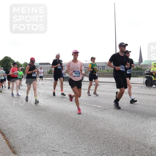 29.06.2025 - hella hamburg halbmarathon Lena Gebhardt http://msf.ph/oto/8322193 29.06.2025 10:37:37 Lombardsbrücke 1413, 16012, 10919, 9524, 1682, 1022, 1276, 1337, 1475, 1597, 1799, 1819, 1985, 2016, 2031, 2072, 2199, 2272, 2480, 2486, 2640, 2853, 3230, 3246, 3633, 4097, 4347, 4733, 5139, 5146, 5171, 5186, 5522, 5560, 5790, 5875, 5940, 6243, 6362, 6821, 6955, 7085, 7124, 7235, 7321, 7350, 7544, 7696, 7707, 7777, 7823, 8811, 8843, 8985, 9247, 9288, 9524, 9895, 10159, 10506, 10836, 11087, 11543, 12123, 12254, 12472, 12824, 16680, 17798 meine-sportfotos.de