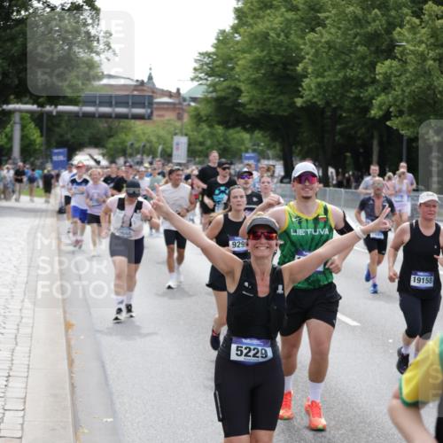 29.06.2025 - hella hamburg halbmarathon Jannik Wohlers http://msf.ph/oto/8322272 29.06.2025 10:39:36 Lombardsbrücke 1058, 1076, 1291, 1586, 1691, 1899, 2254, 2313, 2866, 2888, 3882, 3883, 3884, 4173, 4471, 5229, 5654, 5877, 5901, 6097, 6548, 6698, 6750, 6890, 7045, 7455, 7456, 8107, 8612, 8622, 8815, 8865, 8866, 9080, 9187, 9195, 9292, 9495, 10648, 10806, 10818, 10901, 10939, 11188, 11242, 11244, 11874, 12414, 12883, 12906, 13577, 13644, 14327, 14578, 15111, 16532, 16784, 18157, 19163 meine-sportfotos.de