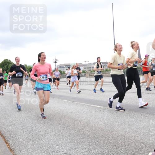 29.06.2025 - hella hamburg halbmarathon Lena Gebhardt http://msf.ph/oto/8322281 29.06.2025 10:57:27 Lombardsbrücke 3851, 17914, 109, 1123, 1242, 1248, 1265, 1643, 2041, 2370, 2567, 2871, 3191, 3195, 3385, 3388, 3433, 3470, 3485, 3723, 3750, 3851, 3954, 4086, 4106, 4180, 4197, 4241, 4485, 4521, 4568, 4569, 4611, 4830, 4998, 5057, 5117, 5316, 5632, 5639, 5736, 5738, 6053, 6827, 6832, 6857, 6916, 6981, 7172, 7592, 7720, 7728, 7787, 7964, 8035, 8039, 8224, 8287, 8386, 8540, 8546, 8552, 8679, 8708, 8851, 8853, 8873, 9059, 9110, 9233, 9298, 9299, 9318, 9496 meine-sportfotos.de