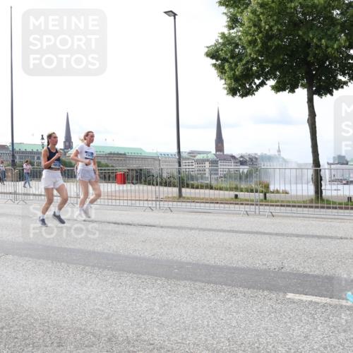 29.06.2025 - hella hamburg halbmarathon Lena Gebhardt http://msf.ph/oto/8322316 29.06.2025 10:22:57 Lombardsbrücke 1661, 1547, 1029, 1853, 2294, 2479, 2766, 2886, 3003, 3029, 3034, 3430, 3511, 3600, 3601, 4190, 4266, 4793, 4969, 5223, 5343, 5629, 5798, 6578, 6784, 6785, 6826, 6849, 6899, 7097, 7188, 7190, 7266, 7276, 7529, 7891, 7925, 8355, 8687, 8688, 8918, 8920, 8931, 9133, 9256, 9301, 9877, 9913, 10205, 10826, 12025, 12190, 12265, 13560, 13921, 14041, 14338, 14525, 14801, 16416, 16558, 17099, 17299 meine-sportfotos.de