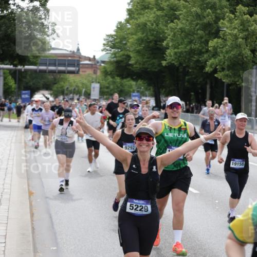 29.06.2025 - hella hamburg halbmarathon Jannik Wohlers http://msf.ph/oto/8322319 29.06.2025 10:39:36 Lombardsbrücke 1058, 1076, 1291, 1586, 1691, 1899, 2254, 2313, 2866, 2888, 3882, 3883, 3884, 4173, 4471, 5229, 5654, 5877, 5901, 6097, 6548, 6698, 6750, 6890, 7045, 7455, 7456, 8107, 8612, 8622, 8815, 8865, 8866, 9080, 9187, 9195, 9292, 9495, 10648, 10806, 10818, 10901, 10939, 11188, 11242, 11244, 11874, 12414, 12883, 12906, 13577, 13644, 14327, 14578, 15111, 16532, 16784, 18157, 19163 meine-sportfotos.de