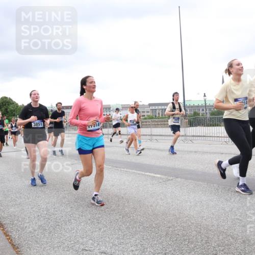29.06.2025 - hella hamburg halbmarathon Lena Gebhardt http://msf.ph/oto/8322323 29.06.2025 10:57:28 Lombardsbrücke 3851, 10913, 1123, 1242, 1248, 1265, 1643, 2041, 2370, 2567, 2871, 3191, 3195, 3385, 3388, 3433, 3470, 3485, 3723, 3750, 3851, 3954, 4086, 4106, 4180, 4197, 4241, 4485, 4521, 4568, 4569, 4611, 4830, 4998, 5057, 5117, 5316, 5632, 5639, 5736, 5738, 6053, 6827, 6832, 6857, 6916, 6981, 7172, 7592, 7720, 7728, 7787, 7964, 8035, 8039, 8224, 8287, 8386, 8540, 8546, 8552, 8679, 8708, 8851, 8853, 8873, 9059, 9110, 9233, 9298, 9299, 9318, 9496, 9613 meine-sportfotos.de