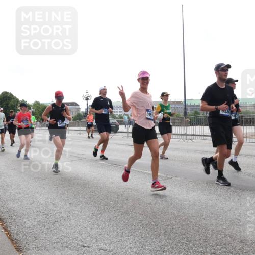 29.06.2025 - hella hamburg halbmarathon Lena Gebhardt http://msf.ph/oto/8322337 29.06.2025 10:37:37 Lombardsbrücke 109, 16032, 24, 1683, 1022, 1276, 1337, 1475, 1597, 1799, 1819, 1985, 2016, 2031, 2072, 2199, 2272, 2480, 2486, 2640, 2853, 3230, 3246, 3633, 4097, 4347, 4733, 5139, 5146, 5171, 5186, 5522, 5560, 5790, 5875, 5940, 6243, 6362, 6821, 6955, 7085, 7124, 7235, 7321, 7350, 7544, 7696, 7707, 7777, 7823, 8811, 8843, 8985, 9247, 9288, 9524, 9895, 10159, 10506, 10836, 11087, 11543, 12123, 12254, 12472, 12824, 16680, 17798 meine-sportfotos.de