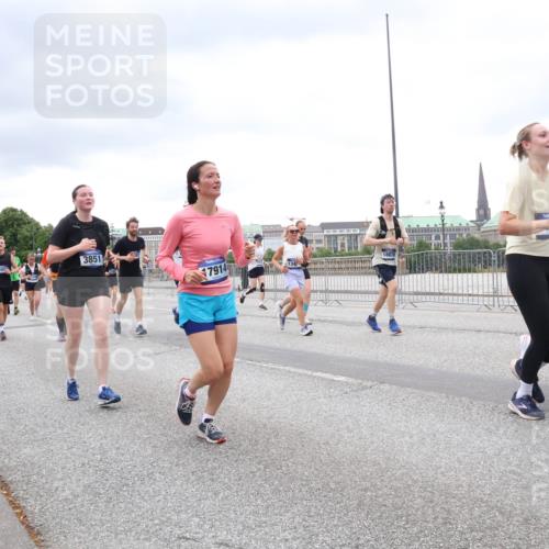 29.06.2025 - hella hamburg halbmarathon Lena Gebhardt http://msf.ph/oto/8322339 29.06.2025 10:57:28 Lombardsbrücke 3851, 10913, 1123, 1242, 1248, 1265, 1643, 2041, 2370, 2567, 2871, 3191, 3195, 3385, 3388, 3433, 3470, 3485, 3723, 3750, 3851, 3954, 4086, 4106, 4180, 4197, 4241, 4485, 4521, 4568, 4569, 4611, 4830, 4998, 5057, 5117, 5316, 5632, 5639, 5736, 5738, 6053, 6827, 6832, 6857, 6916, 6981, 7172, 7592, 7720, 7728, 7787, 7964, 8035, 8039, 8224, 8287, 8386, 8540, 8546, 8552, 8679, 8708, 8851, 8853, 8873, 9059, 9110, 9233, 9298, 9299, 9318, 9496, 9613 meine-sportfotos.de