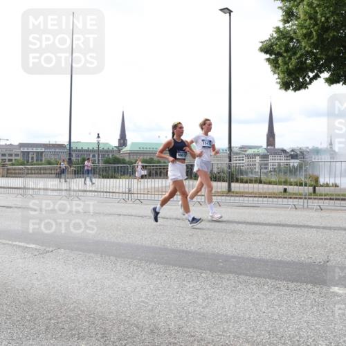 29.06.2025 - hella hamburg halbmarathon Lena Gebhardt http://msf.ph/oto/8322352 29.06.2025 10:22:58 Lombardsbrücke 16618, 15473, 1029, 1853, 2294, 2479, 2766, 2886, 3003, 3029, 3034, 3430, 3511, 3600, 3601, 4190, 4266, 4793, 4969, 5223, 5343, 5629, 5798, 6578, 6784, 6785, 6826, 6849, 6899, 7188, 7190, 7266, 7276, 7529, 7891, 7925, 8355, 8687, 8688, 8716, 8918, 8920, 8931, 9133, 9256, 9301, 9877, 9913, 10205, 10826, 12025, 12073, 12190, 12265, 13560, 13921, 14041, 14338, 14525, 14801, 16416, 16558, 17099, 17299 meine-sportfotos.de