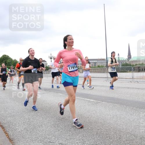 29.06.2025 - hella hamburg halbmarathon Lena Gebhardt http://msf.ph/oto/8322360 29.06.2025 10:57:28 Lombardsbrücke 15609, 14366, 3851, 17914, 18870, 1123, 1242, 1248, 1265, 1643, 2041, 2370, 2567, 2871, 3191, 3195, 3385, 3388, 3433, 3470, 3485, 3723, 3750, 3851, 3954, 4086, 4106, 4180, 4197, 4241, 4485, 4521, 4568, 4569, 4611, 4830, 4998, 5057, 5117, 5316, 5632, 5639, 5736, 5738, 6053, 6827, 6832, 6857, 6916, 6981, 7172, 7592, 7720, 7728, 7787, 7964, 8035, 8039, 8224, 8287, 8386, 8540, 8546, 8552, 8679, 8708, 8851, 8853, 8873, 9059, 9110, 9233, 9298, 9299, 9318, 9496, 9613 meine-sportfotos.de