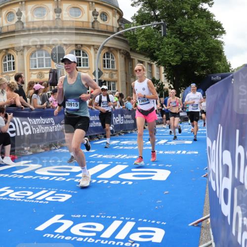29.06.2025 - hella hamburg halbmarathon Strokosch-Dieckow http://msf.ph/oto/8322371 29.06.2025 10:58:58 Ziel 2159, 3181, 4632, 4833, 5885, 6438, 6860, 7223, 9156, 9353, 9835, 10020, 10518, 10788, 10915, 11935, 12564, 12734, 12735, 13287, 13583, 13654, 14673, 15785, 17531, 17810, 17827, 17852, 17931, 18180, 18682, 18833, 19002, 19003 meine-sportfotos.de