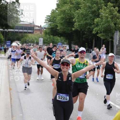 29.06.2025 - hella hamburg halbmarathon Jannik Wohlers http://msf.ph/oto/8322406 29.06.2025 10:39:36 Lombardsbrücke 1058, 1076, 1291, 1586, 1691, 1899, 2254, 2313, 2866, 2888, 3882, 3883, 3884, 4173, 4471, 5229, 5654, 5877, 5901, 6097, 6548, 6698, 6750, 6890, 7045, 7455, 7456, 8107, 8612, 8622, 8815, 8865, 8866, 9080, 9187, 9195, 9292, 9495, 10648, 10806, 10818, 10901, 10939, 11188, 11242, 11244, 11874, 12414, 12883, 12906, 13577, 13644, 14327, 14578, 15111, 16532, 16784, 18157, 19163 meine-sportfotos.de