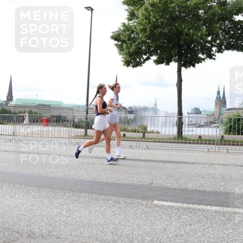 29.06.2025 - hella hamburg halbmarathon Lena Gebhardt http://msf.ph/oto/8322441 29.06.2025 10:22:58 Lombardsbrücke 1029, 1853, 2294, 2479, 2766, 2886, 3003, 3029, 3034, 3430, 3511, 3600, 3601, 4190, 4266, 4793, 4969, 5223, 5343, 5629, 5798, 6578, 6784, 6785, 6826, 6849, 6899, 7188, 7190, 7266, 7276, 7529, 7891, 7925, 8355, 8687, 8688, 8716, 8918, 8920, 8931, 9133, 9256, 9301, 9877, 9913, 10205, 10826, 12025, 12073, 12190, 12265, 13560, 13921, 14041, 14338, 14525, 14801, 16416, 16558, 17099, 17299 meine-sportfotos.de