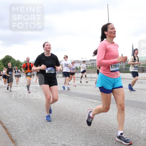 29.06.2025 - hella hamburg halbmarathon Lena Gebhardt http://msf.ph/oto/8322446 29.06.2025 10:57:29 Lombardsbrücke 15609, 15041, 14366, 3851, 123, 17914, 1123, 1242, 1248, 1265, 1643, 2041, 2370, 2567, 2871, 3191, 3195, 3385, 3388, 3433, 3470, 3723, 3750, 3851, 3954, 4086, 4106, 4180, 4197, 4241, 4485, 4521, 4611, 4830, 4998, 5057, 5117, 5316, 5632, 5639, 5736, 5738, 6053, 6827, 6832, 6857, 6916, 6981, 7172, 7592, 7720, 7728, 7787, 7964, 8035, 8039, 8159, 8224, 8287, 8386, 8540, 8546, 8552, 8679, 8708, 8851, 8853, 8873, 9059, 9110, 9233, 9298, 9299, 9318, 9496, 9613 meine-sportfotos.de