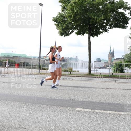 29.06.2025 - hella hamburg halbmarathon Lena Gebhardt http://msf.ph/oto/8322470 29.06.2025 10:22:58 Lombardsbrücke 1029, 1853, 2294, 2479, 2766, 2886, 3003, 3029, 3034, 3430, 3511, 3600, 3601, 4190, 4266, 4793, 4969, 5223, 5343, 5629, 5798, 6578, 6784, 6785, 6826, 6849, 6899, 7188, 7190, 7266, 7276, 7529, 7891, 7925, 8355, 8687, 8688, 8716, 8918, 8920, 8931, 9133, 9256, 9301, 9877, 9913, 10205, 10826, 12025, 12073, 12190, 12265, 13560, 13921, 14041, 14338, 14525, 14801, 16416, 16558, 17099, 17299 meine-sportfotos.de