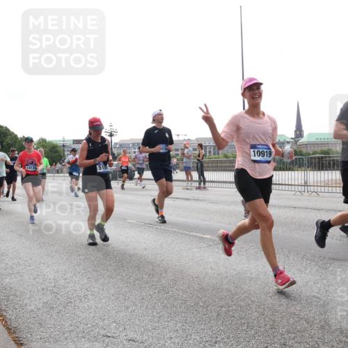 29.06.2025 - hella hamburg halbmarathon Lena Gebhardt http://msf.ph/oto/8322483 29.06.2025 10:37:37 Lombardsbrücke 1413, 2105, 518, 5032, 10919, 952, 1022, 1276, 1337, 1475, 1597, 1799, 1819, 1985, 2016, 2031, 2072, 2199, 2272, 2480, 2486, 2640, 2853, 3230, 3246, 3633, 4097, 4347, 4733, 5139, 5146, 5171, 5186, 5522, 5560, 5790, 5875, 5940, 6243, 6362, 6821, 6955, 7085, 7124, 7235, 7321, 7350, 7544, 7696, 7707, 7777, 7823, 8811, 8843, 8985, 9247, 9288, 9524, 9895, 10159, 10506, 10836, 11087, 11543, 12123, 12254, 12472, 12824, 16680, 17798 meine-sportfotos.de
