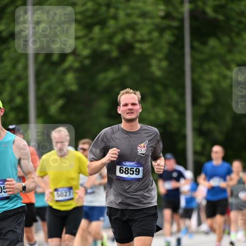 29.06.2025 - hella hamburg halbmarathon Dr. Thomas Lammeyer http://msf.ph/oto/8322490 29.06.2025 10:39:21 Kennedybrücke 1417, 1497, 1821, 1849, 2265, 2482, 3130, 3170, 3409, 3958, 4333, 4564, 4696, 4884, 5027, 5793, 6335, 6365, 6379, 6397, 6571, 6746, 6803, 6859, 7020, 7386, 7733, 8249, 8369, 9164, 9248, 9342, 10335, 10358, 10393, 10464, 10606, 11320 meine-sportfotos.de