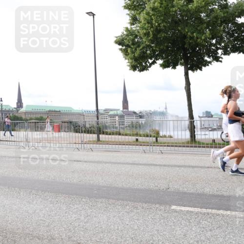 29.06.2025 - hella hamburg halbmarathon Lena Gebhardt http://msf.ph/oto/8322526 29.06.2025 10:22:59 Lombardsbrücke 5629, 1029, 1853, 2294, 2479, 2766, 2886, 2925, 3003, 3029, 3034, 3430, 3600, 3601, 4190, 4266, 4793, 5223, 5343, 5629, 5798, 6578, 6784, 6785, 6849, 6899, 7188, 7190, 7266, 7276, 7529, 7891, 7925, 8355, 8687, 8688, 8716, 8918, 8920, 8931, 9133, 9256, 9301, 9877, 9913, 10205, 10826, 12025, 12073, 12190, 12265, 13560, 13921, 14041, 14338, 14525, 14801, 16416, 16558, 17099, 17207, 17299 meine-sportfotos.de