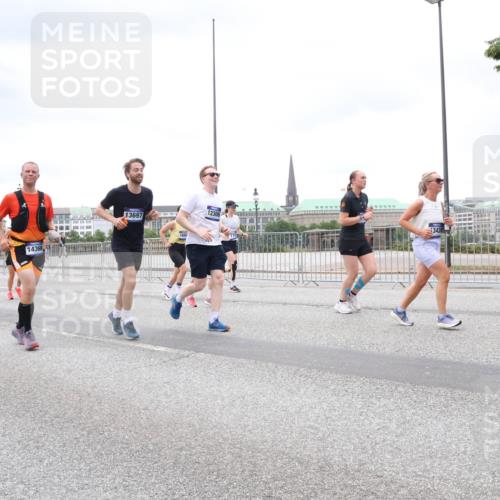 29.06.2025 - hella hamburg halbmarathon Lena Gebhardt http://msf.ph/oto/8322582 29.06.2025 10:57:30 Lombardsbrücke 14366, 13697, 1600, 12306, 1343, 1807, 1123, 1242, 1248, 1265, 1643, 2015, 2041, 2370, 2567, 2871, 3191, 3195, 3385, 3388, 3433, 3470, 3723, 3750, 3851, 3954, 4059, 4086, 4106, 4180, 4197, 4241, 4485, 4521, 4611, 4830, 4998, 5057, 5117, 5316, 5632, 5639, 5736, 5738, 6053, 6827, 6832, 6857, 6916, 6981, 7172, 7592, 7720, 7728, 7787, 8035, 8039, 8159, 8224, 8287, 8386, 8540, 8546, 8552, 8679, 8708, 8851, 8853, 8873, 9059, 9110, 9233, 9298, 9299, 9318, 9496, 9613 meine-sportfotos.de