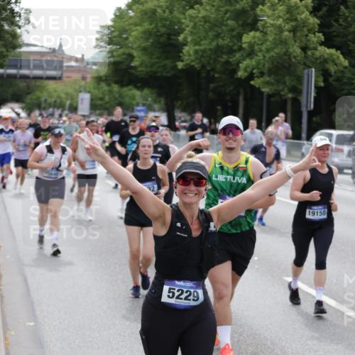 29.06.2025 - hella hamburg halbmarathon Jannik Wohlers http://msf.ph/oto/8322584 29.06.2025 10:39:36 Lombardsbrücke 1058, 1076, 1291, 1586, 1691, 1899, 2254, 2313, 2866, 2888, 3882, 3883, 3884, 4173, 4471, 5229, 5654, 5877, 5901, 6097, 6548, 6698, 6750, 6890, 7045, 7455, 7456, 8107, 8612, 8622, 8815, 8865, 8866, 9080, 9187, 9195, 9292, 9495, 10648, 10806, 10818, 10901, 10939, 11188, 11242, 11244, 11874, 12414, 12883, 12906, 13577, 13644, 14327, 14578, 15111, 16532, 16784, 18157, 19163 meine-sportfotos.de