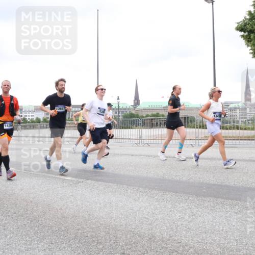 29.06.2025 - hella hamburg halbmarathon Lena Gebhardt http://msf.ph/oto/8322614 29.06.2025 10:57:30 Lombardsbrücke 1123, 1242, 1248, 1265, 1643, 2015, 2041, 2370, 2567, 2871, 3191, 3195, 3385, 3388, 3433, 3470, 3723, 3750, 3851, 3954, 4059, 4086, 4106, 4180, 4197, 4241, 4485, 4521, 4611, 4830, 4998, 5057, 5117, 5316, 5632, 5639, 5736, 5738, 6053, 6827, 6832, 6857, 6916, 6981, 7172, 7592, 7720, 7728, 7787, 8035, 8039, 8159, 8224, 8287, 8386, 8540, 8546, 8552, 8679, 8708, 8851, 8853, 8873, 9059, 9110, 9233, 9298, 9299, 9318, 9496, 9613 meine-sportfotos.de