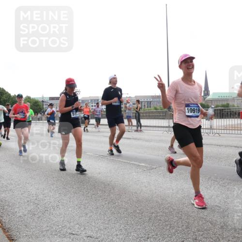 29.06.2025 - hella hamburg halbmarathon Lena Gebhardt http://msf.ph/oto/8322615 29.06.2025 10:37:37 Lombardsbrücke 130, 51, 3230, 32, 10919, 1022, 1276, 1337, 1475, 1597, 1799, 1819, 1985, 2016, 2031, 2072, 2199, 2272, 2480, 2486, 2640, 2853, 3230, 3246, 3633, 4097, 4347, 4733, 5139, 5146, 5171, 5186, 5522, 5560, 5790, 5875, 5940, 6243, 6362, 6821, 6955, 7085, 7124, 7235, 7321, 7350, 7544, 7696, 7707, 7777, 7823, 8811, 8843, 8985, 9247, 9288, 9524, 9895, 10159, 10506, 10836, 11087, 11543, 12123, 12254, 12472, 12824, 16680, 17798 meine-sportfotos.de