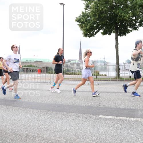 29.06.2025 - hella hamburg halbmarathon Lena Gebhardt http://msf.ph/oto/8322649 29.06.2025 10:57:30 Lombardsbrücke 12306, 1123, 1242, 1248, 1265, 1643, 2015, 2041, 2370, 2567, 2871, 3191, 3195, 3385, 3388, 3433, 3470, 3723, 3750, 3851, 3954, 4059, 4086, 4106, 4180, 4197, 4241, 4485, 4521, 4611, 4830, 4998, 5057, 5117, 5316, 5632, 5639, 5736, 5738, 6053, 6827, 6832, 6857, 6916, 6981, 7172, 7592, 7720, 7728, 7787, 8035, 8039, 8159, 8224, 8287, 8386, 8540, 8546, 8552, 8679, 8708, 8851, 8853, 8873, 9059, 9110, 9233, 9298, 9299, 9318, 9496, 9613 meine-sportfotos.de