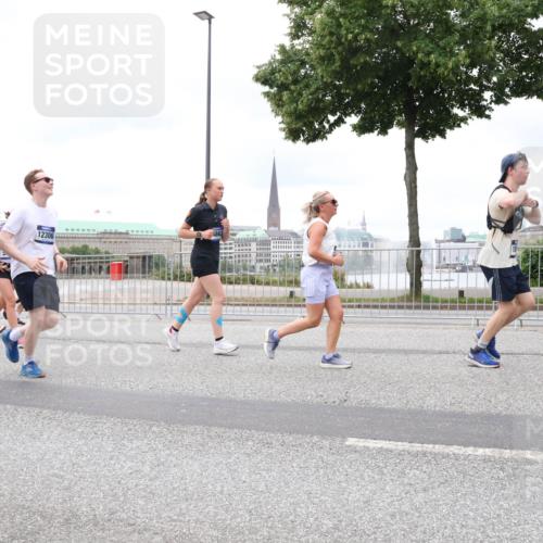 29.06.2025 - hella hamburg halbmarathon Lena Gebhardt http://msf.ph/oto/8322681 29.06.2025 10:57:30 Lombardsbrücke 12306, 1862, 1123, 1242, 1248, 1265, 1643, 2015, 2041, 2370, 2567, 2871, 3191, 3195, 3385, 3388, 3433, 3470, 3723, 3750, 3851, 3954, 4059, 4086, 4106, 4180, 4197, 4241, 4485, 4521, 4611, 4830, 4998, 5057, 5117, 5316, 5632, 5639, 5736, 5738, 6053, 6827, 6832, 6857, 6916, 6981, 7172, 7592, 7720, 7728, 7787, 8035, 8039, 8159, 8224, 8287, 8386, 8540, 8546, 8552, 8679, 8708, 8851, 8853, 8873, 9059, 9110, 9233, 9298, 9299, 9318, 9496, 9613 meine-sportfotos.de