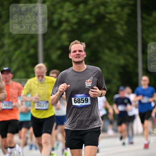 29.06.2025 - hella hamburg halbmarathon Dr. Thomas Lammeyer http://msf.ph/oto/8322731 29.06.2025 10:39:21 Kennedybrücke 1417, 1497, 1821, 1849, 2265, 2482, 3130, 3170, 3409, 3958, 4333, 4564, 4696, 4884, 5027, 5793, 6335, 6365, 6379, 6397, 6571, 6746, 6803, 6859, 7020, 7386, 7733, 8249, 8369, 9164, 9248, 9342, 10335, 10358, 10393, 10464, 10606, 11320 meine-sportfotos.de
