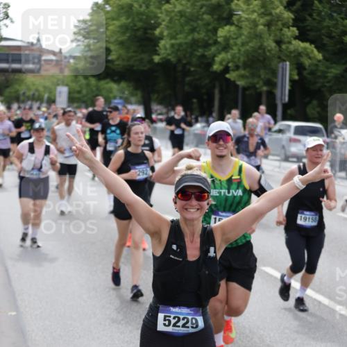 29.06.2025 - hella hamburg halbmarathon Jannik Wohlers http://msf.ph/oto/8322735 29.06.2025 10:39:37 Lombardsbrücke 1058, 1076, 1291, 1586, 1691, 1899, 2019, 2254, 2313, 2866, 2888, 3882, 3883, 3884, 4173, 4471, 5229, 5263, 5654, 5877, 5901, 6097, 6548, 6698, 6750, 6890, 7045, 7455, 7456, 8107, 8612, 8622, 8815, 8865, 8866, 9080, 9187, 9195, 9292, 9495, 10648, 10806, 10818, 10901, 10939, 11188, 11242, 11244, 11874, 12414, 12883, 12906, 13577, 13644, 14327, 14578, 15111, 16532, 16784, 18157, 19163 meine-sportfotos.de