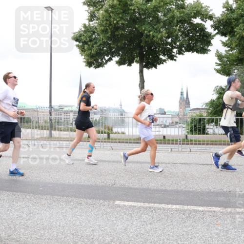 29.06.2025 - hella hamburg halbmarathon Lena Gebhardt http://msf.ph/oto/8322745 29.06.2025 10:57:31 Lombardsbrücke 134, 12306, 13697, 1123, 1242, 1248, 1265, 1643, 2015, 2041, 2370, 2451, 2567, 2871, 3191, 3195, 3385, 3388, 3433, 3470, 3723, 3750, 3851, 3954, 4059, 4086, 4106, 4180, 4197, 4241, 4485, 4521, 4611, 4830, 4998, 5057, 5117, 5316, 5632, 5639, 5736, 5738, 6053, 6827, 6832, 6857, 6916, 6981, 7172, 7592, 7720, 7728, 7787, 8035, 8039, 8159, 8224, 8287, 8386, 8540, 8546, 8552, 8679, 8708, 8851, 8853, 8873, 9059, 9110, 9233, 9298, 9299, 9318, 9496, 9613 meine-sportfotos.de