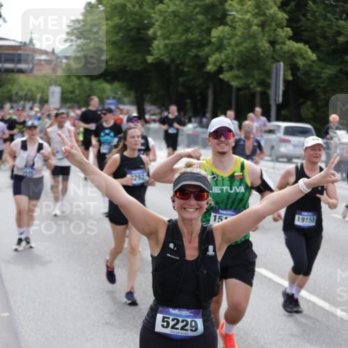 29.06.2025 - hella hamburg halbmarathon Jannik Wohlers http://msf.ph/oto/8322775 29.06.2025 10:39:37 Lombardsbrücke 1058, 1076, 1291, 1586, 1691, 1899, 2019, 2254, 2313, 2866, 2888, 3882, 3883, 3884, 4173, 4471, 5229, 5263, 5654, 5877, 5901, 6097, 6548, 6698, 6750, 6890, 7045, 7455, 7456, 8107, 8612, 8622, 8815, 8865, 8866, 9080, 9187, 9195, 9292, 9495, 10648, 10806, 10818, 10901, 10939, 11188, 11242, 11244, 11874, 12414, 12883, 12906, 13577, 13644, 14327, 14578, 15111, 16532, 16784, 18157, 19163 meine-sportfotos.de