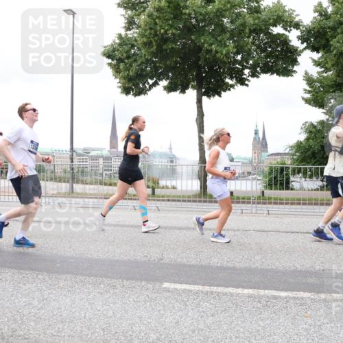 29.06.2025 - hella hamburg halbmarathon Lena Gebhardt http://msf.ph/oto/8322782 29.06.2025 10:57:31 Lombardsbrücke 13697, 5738, 12306, 1123, 1242, 1248, 1265, 1643, 2015, 2041, 2370, 2451, 2567, 2871, 3191, 3195, 3385, 3388, 3433, 3470, 3723, 3750, 3851, 3954, 4059, 4086, 4106, 4180, 4197, 4241, 4485, 4521, 4611, 4830, 4998, 5057, 5117, 5316, 5632, 5639, 5736, 5738, 6053, 6827, 6832, 6857, 6916, 6981, 7172, 7592, 7720, 7728, 7787, 8035, 8039, 8159, 8224, 8287, 8386, 8540, 8546, 8552, 8679, 8708, 8851, 8853, 8873, 9059, 9110, 9233, 9298, 9299, 9318, 9496, 9613 meine-sportfotos.de