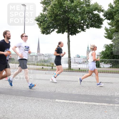 29.06.2025 - hella hamburg halbmarathon Lena Gebhardt http://msf.ph/oto/8322823 29.06.2025 10:57:31 Lombardsbrücke 12306, 1, 30, 1123, 1242, 1248, 1265, 1643, 2015, 2041, 2370, 2451, 2567, 2871, 3191, 3195, 3385, 3388, 3433, 3470, 3723, 3750, 3851, 3954, 4059, 4086, 4106, 4180, 4197, 4241, 4485, 4521, 4611, 4830, 4998, 5057, 5117, 5316, 5632, 5639, 5736, 5738, 6053, 6827, 6832, 6857, 6916, 6981, 7172, 7592, 7720, 7728, 7787, 8035, 8039, 8159, 8224, 8287, 8386, 8540, 8546, 8552, 8679, 8708, 8851, 8853, 8873, 9059, 9110, 9233, 9298, 9299, 9318, 9496, 9613 meine-sportfotos.de
