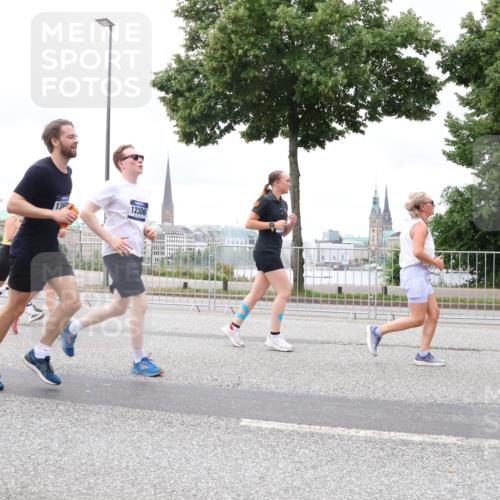 29.06.2025 - hella hamburg halbmarathon Lena Gebhardt http://msf.ph/oto/8322846 29.06.2025 10:57:31 Lombardsbrücke 1436, 1360, 12306, 1123, 1242, 1248, 1265, 1643, 2015, 2041, 2370, 2451, 2567, 2871, 3191, 3195, 3385, 3388, 3433, 3470, 3723, 3750, 3851, 3954, 4059, 4086, 4106, 4180, 4197, 4241, 4485, 4521, 4611, 4830, 4998, 5057, 5117, 5316, 5632, 5639, 5736, 5738, 6053, 6827, 6832, 6857, 6916, 6981, 7172, 7592, 7720, 7728, 7787, 8035, 8039, 8159, 8224, 8287, 8386, 8540, 8546, 8552, 8679, 8708, 8851, 8853, 8873, 9059, 9110, 9233, 9298, 9299, 9318, 9496, 9613 meine-sportfotos.de