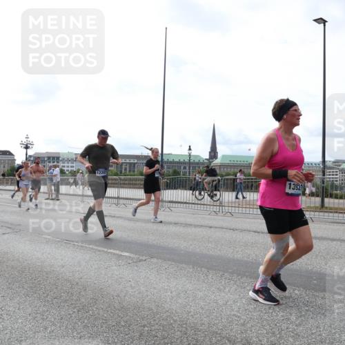 29.06.2025 - hella hamburg halbmarathon Lena Gebhardt http://msf.ph/oto/8322861 29.06.2025 10:23:02 Lombardsbrücke 7801, 1853, 15469, 12207, 13921, 1029, 1853, 2294, 2479, 2766, 2886, 2925, 3003, 3029, 3034, 3600, 3601, 4190, 4266, 4793, 5223, 5343, 5629, 5798, 6502, 6578, 6784, 6785, 6849, 6899, 7188, 7190, 7266, 7276, 7529, 7891, 7925, 8355, 8687, 8688, 8716, 8918, 8920, 8931, 9133, 9256, 9301, 9877, 9913, 10205, 10739, 10826, 11798, 12025, 12073, 12190, 12265, 13560, 13921, 14041, 14338, 14525, 14801, 14821, 16416, 16558, 17013, 17099, 17207, 17299, 17719 meine-sportfotos.de