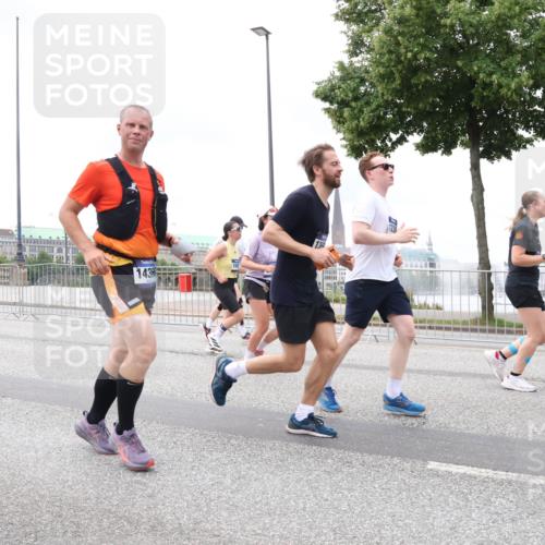 29.06.2025 - hella hamburg halbmarathon Lena Gebhardt http://msf.ph/oto/8322870 29.06.2025 10:57:31 Lombardsbrücke 14366, 1123, 1242, 1248, 1265, 1643, 2015, 2041, 2370, 2451, 2567, 2871, 3191, 3195, 3385, 3388, 3433, 3470, 3723, 3750, 3851, 3954, 4059, 4086, 4106, 4180, 4197, 4241, 4485, 4521, 4611, 4830, 4998, 5057, 5117, 5316, 5632, 5639, 5736, 5738, 6053, 6827, 6832, 6857, 6916, 6981, 7172, 7592, 7720, 7728, 7787, 8035, 8039, 8159, 8224, 8287, 8386, 8540, 8546, 8552, 8679, 8708, 8851, 8853, 8873, 9059, 9110, 9233, 9298, 9299, 9318, 9496, 9613 meine-sportfotos.de