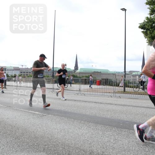 29.06.2025 - hella hamburg halbmarathon Lena Gebhardt http://msf.ph/oto/8322943 29.06.2025 10:23:02 Lombardsbrücke 15469, 12207, 1029, 1853, 2294, 2479, 2766, 2886, 2925, 3003, 3029, 3034, 3600, 3601, 4190, 4266, 4793, 5223, 5343, 5629, 5798, 6502, 6578, 6784, 6785, 6849, 6899, 7188, 7190, 7266, 7276, 7529, 7891, 7925, 8355, 8687, 8688, 8716, 8918, 8920, 8931, 9133, 9256, 9301, 9877, 9913, 10205, 10739, 10826, 11798, 12025, 12073, 12190, 12265, 13560, 13921, 14041, 14338, 14525, 14801, 14821, 16416, 16558, 17013, 17099, 17207, 17299, 17719 meine-sportfotos.de