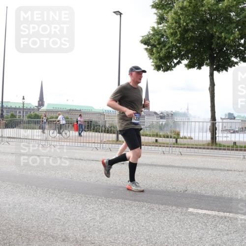 29.06.2025 - hella hamburg halbmarathon Lena Gebhardt http://msf.ph/oto/8323116 29.06.2025 10:23:04 Lombardsbrücke 15469, 1029, 1362, 1853, 2294, 2479, 2766, 2925, 3003, 3029, 3034, 3600, 3601, 4190, 4266, 4728, 4793, 5223, 5343, 5629, 6502, 6578, 6784, 6785, 6849, 7188, 7190, 7266, 7276, 7529, 7891, 7925, 8355, 8687, 8688, 8716, 8918, 8920, 9133, 9256, 9301, 9877, 9913, 10205, 10739, 10826, 11798, 12025, 12073, 12190, 12265, 13560, 13921, 14041, 14338, 14525, 14801, 14821, 16416, 16558, 17013, 17099, 17207, 17299, 17719 meine-sportfotos.de